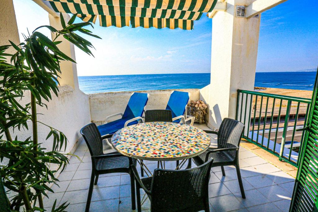 カンブリルスにあるTallats Litoral Costa Dorada - ONLY FAMILIESの海を望むバルコニー(テーブル、椅子付)