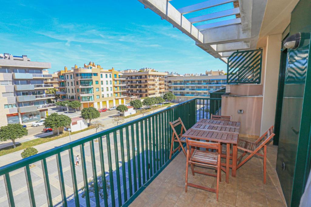 balcón con mesa, sillas y vistas a la ciudad en Ciutadella Litoral - ONLY FAMILIES, en Cambrils