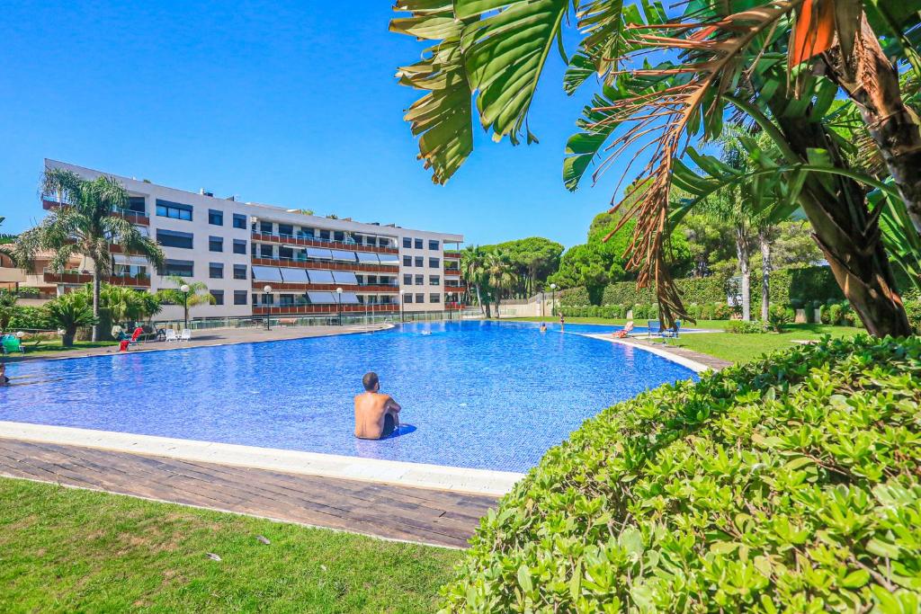 Bazén v ubytovaní LITORAL COSTA DORADA - SOL CAMBRILS PARK Only families alebo v jeho blízkosti