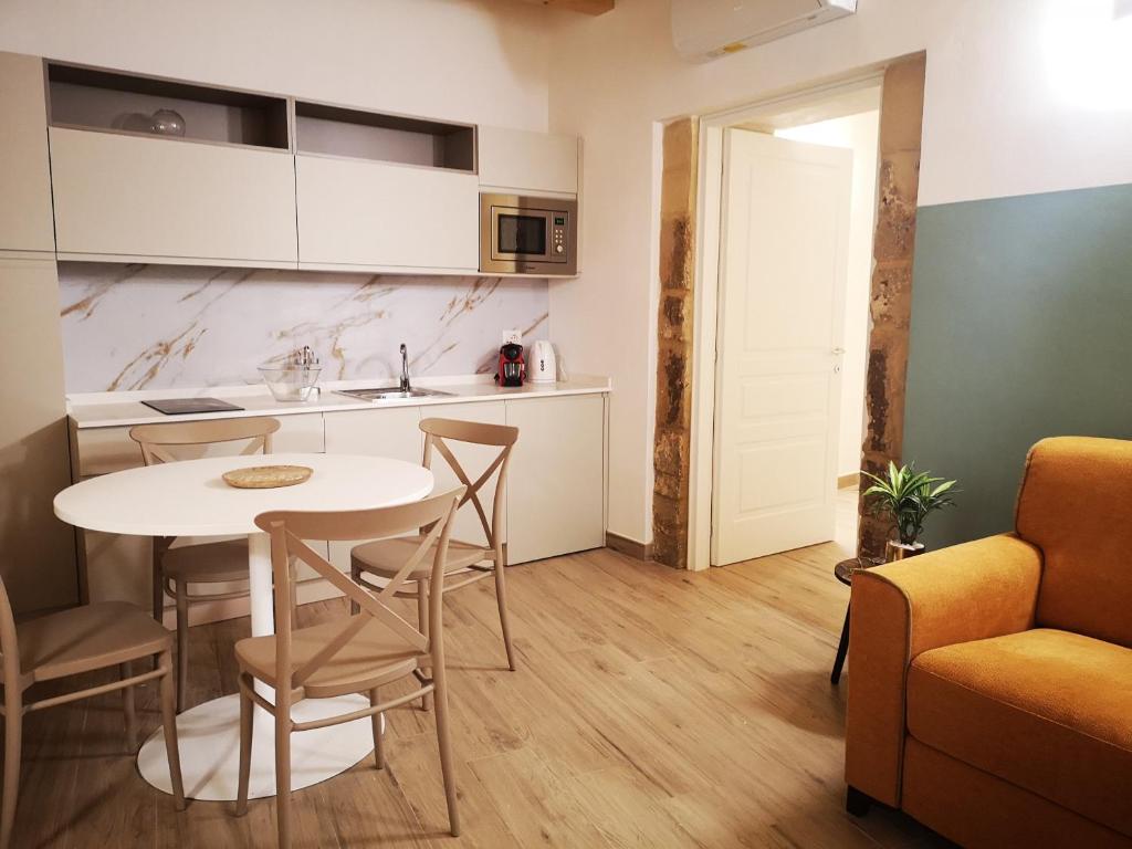 A kitchen or kitchenette at Rua 39 fine apartments by Dimore in Sicily