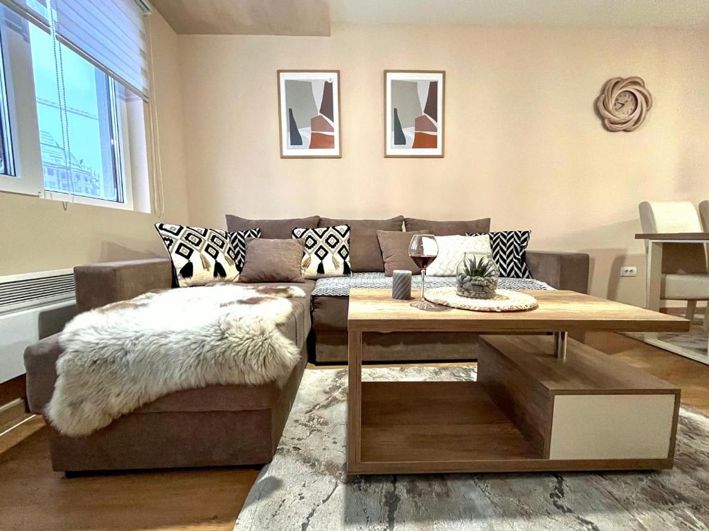un salon avec un canapé et une table dans l'établissement Borski Luxury Apartments, à Zlatibor