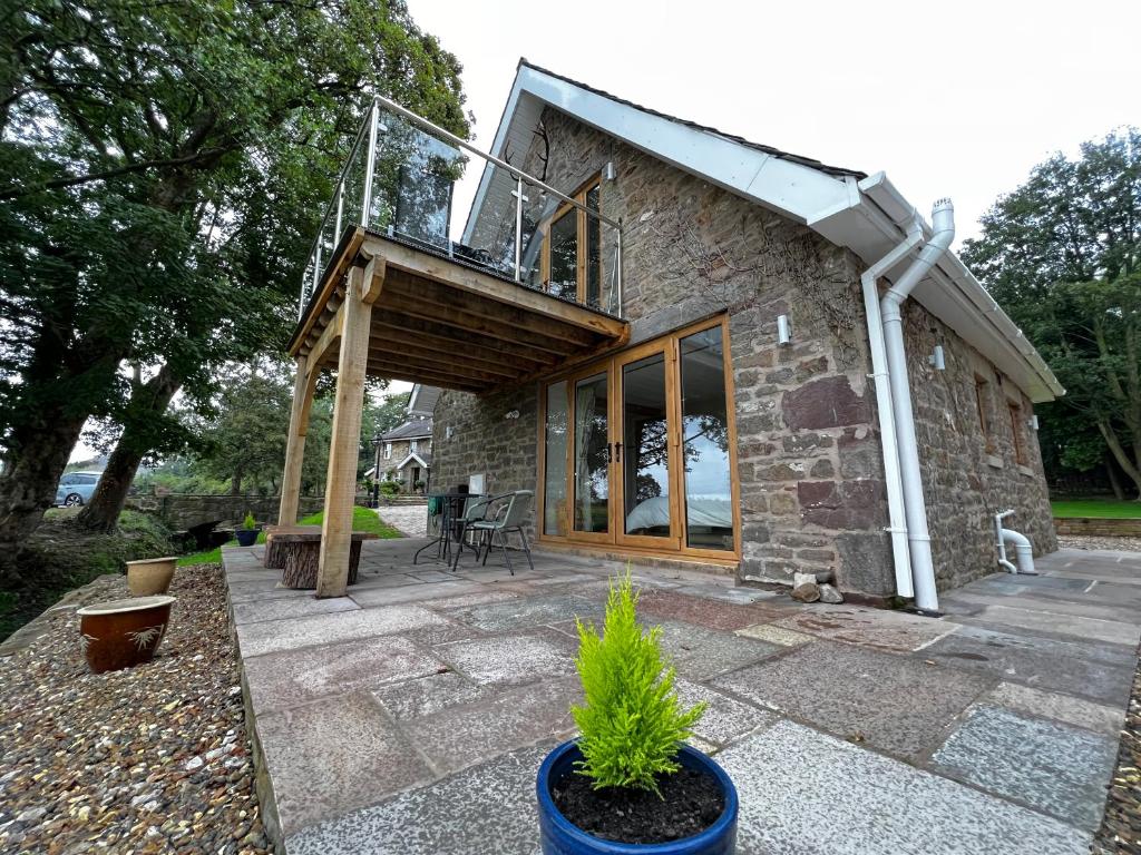ein Haus mit Balkon darüber in der Unterkunft Cosy Alpine Cottage in the heart of Lancashire in Catterall