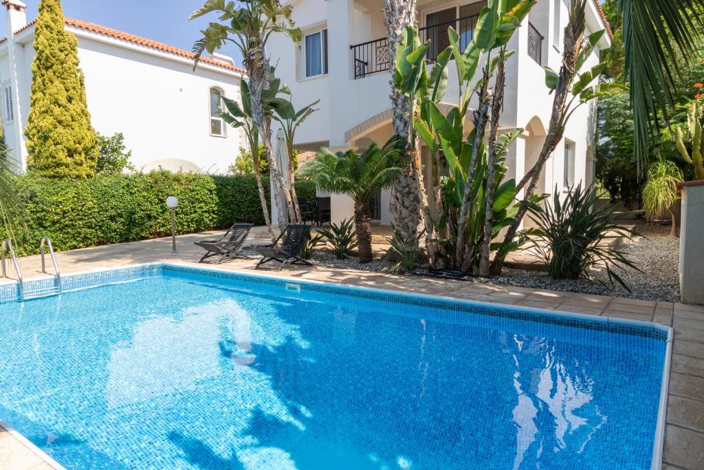 una piscina frente a una casa en Villa Thalassa with private pool en Coral Bay