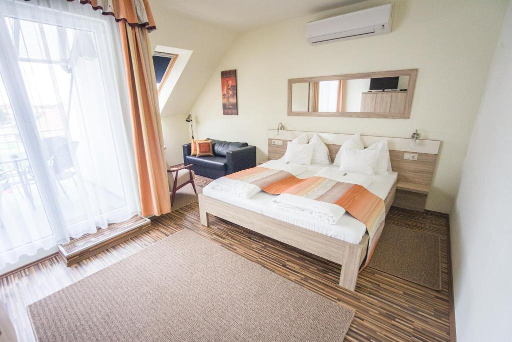 Posteľ alebo postele v izbe v ubytovaní Azúr Ház Gyöngyvirág Apartman