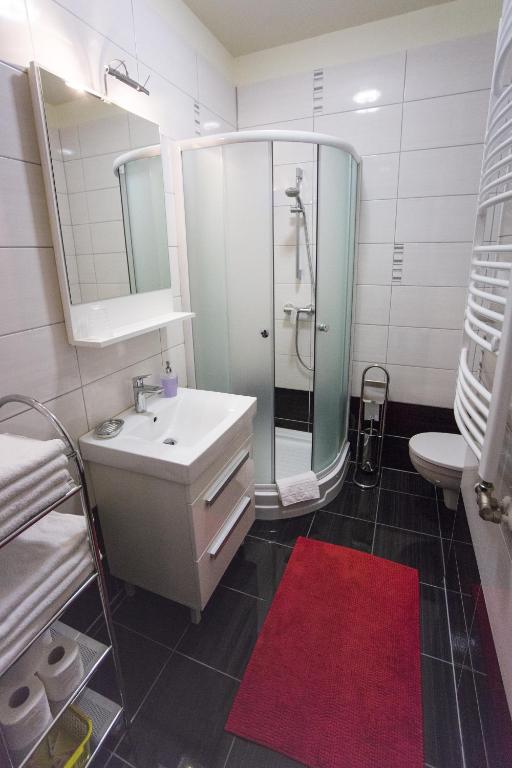 Kúpeľňa v ubytovaní Azúr Ház Gyöngyvirág Apartman