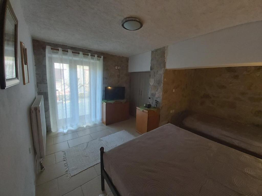 Postel nebo postele na pokoji v ubytování Stymfalia stone house