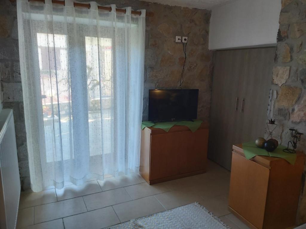 TV a/nebo společenská místnost v ubytování Stymfalia stone house