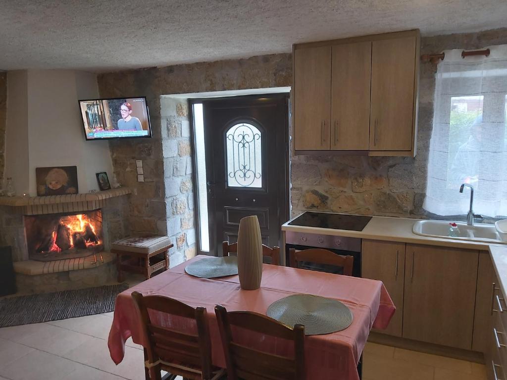 Kuchyň nebo kuchyňský kout v ubytování Stymfalia stone house