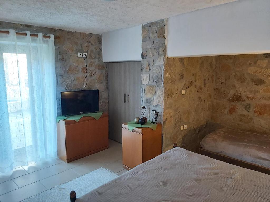 TV a/nebo společenská místnost v ubytování Stymfalia stone house