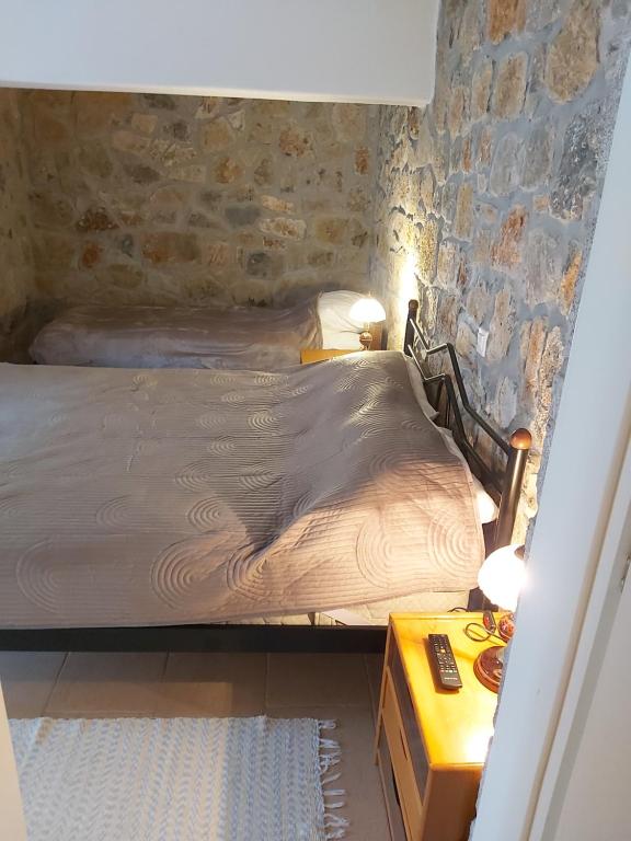 Postel nebo postele na pokoji v ubytování Stymfalia stone house