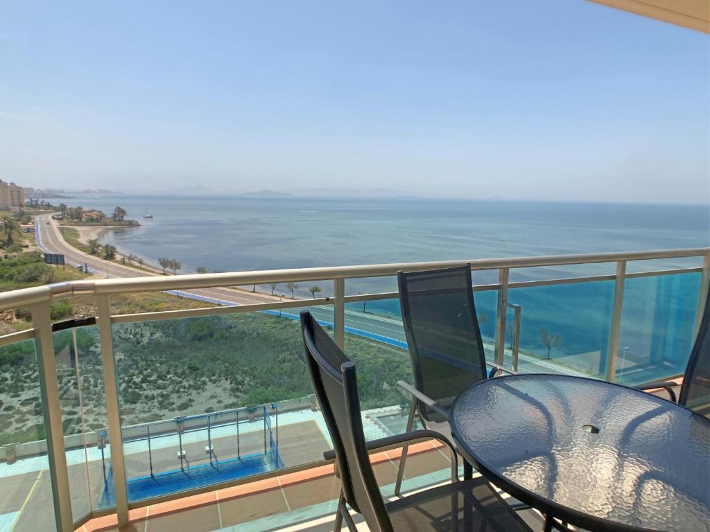 balkon ze stołem i krzesłami i widokiem na ocean w obiekcie Spanish Connection - Libertad 2 Playas w mieście La Manga del Mar Menor