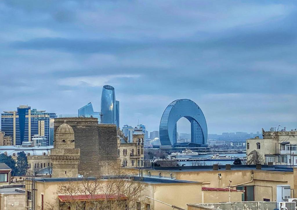 uma vista para uma cidade com edifícios ao fundo em Qiz Galasi Hotel Baku em Baku