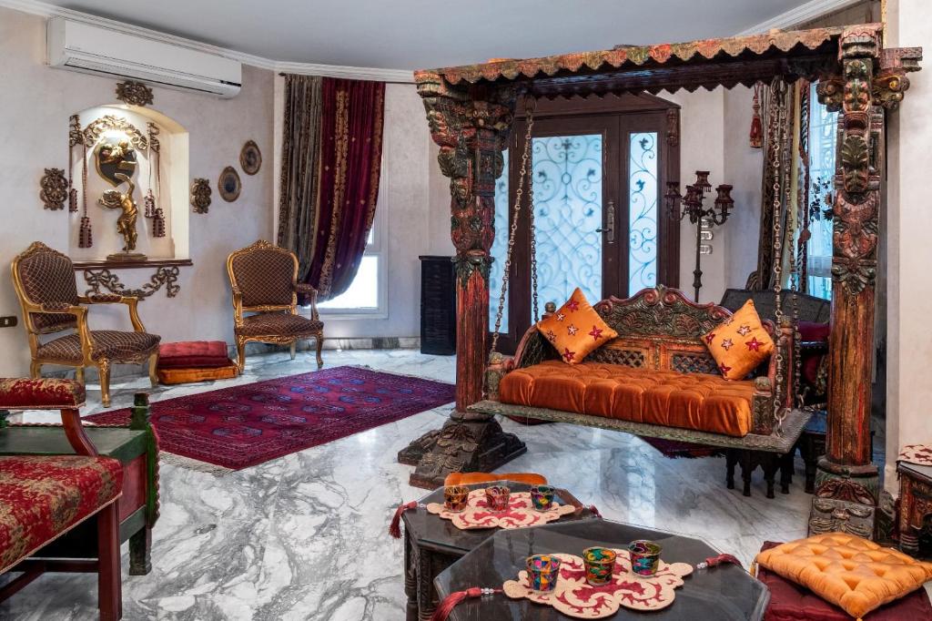 ein Schlafzimmer mit einem orangenen Bett mit Baldachin in der Unterkunft VESTA - Mokattam Residence in Kairo