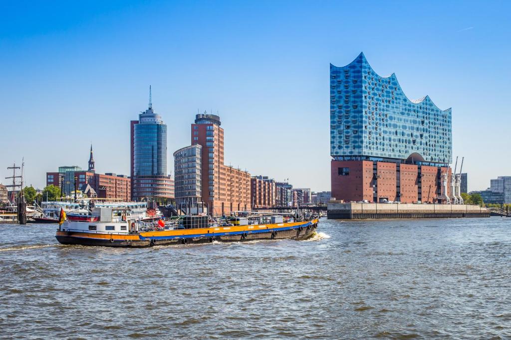 un gran barco en el agua en una ciudad en Ferienwohnungen mitten in Hamburg en Hamburgo