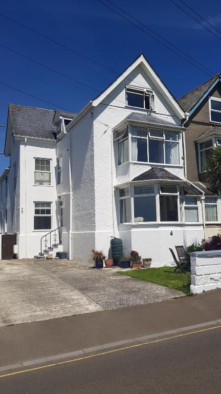 a white house with a white at Huge 7 bed hse for large groups close by the beach in Bude