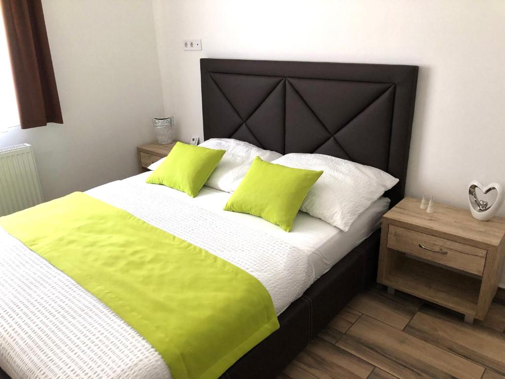Posteľ alebo postele v izbe v ubytovaní Deluxe Apartments