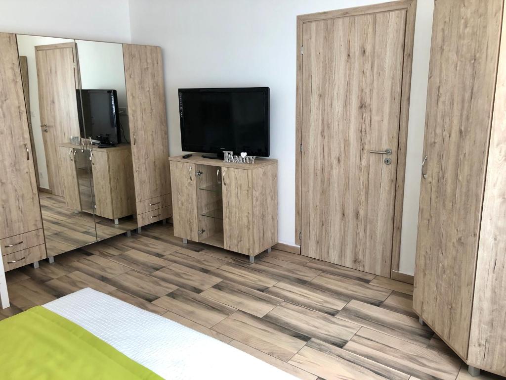 Televízia a/alebo spoločenská miestnosť v ubytovaní Deluxe Apartments