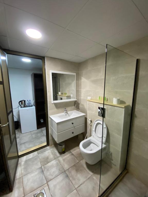 Koupelna v ubytování RUM FLORAA LUxURY CAMP