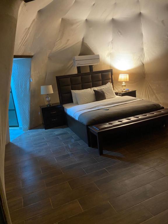 Postel nebo postele na pokoji v ubytování RUM FLORAA LUxURY CAMP