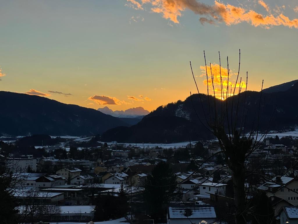 a view of a city with the sunset in the background at Wohnung Magdalena in Feldkirchen in Kärnten