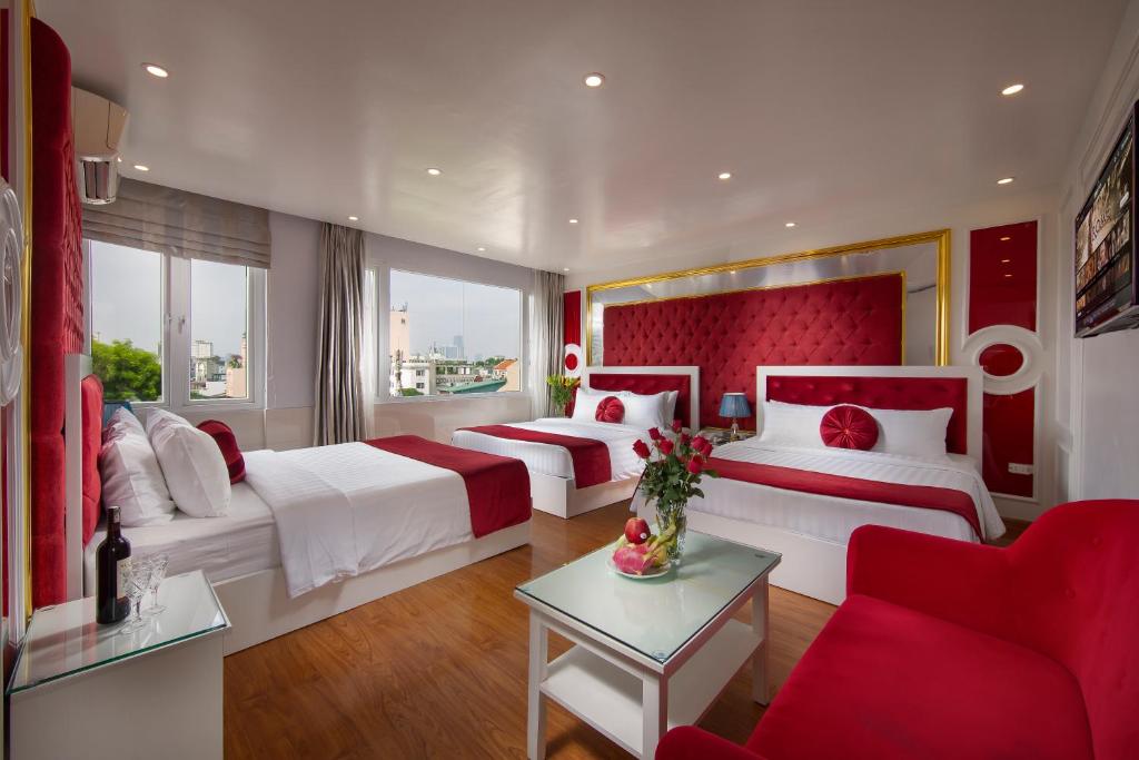 Postel nebo postele na pokoji v ubytování Hanoi Royal Palace Hotel 2