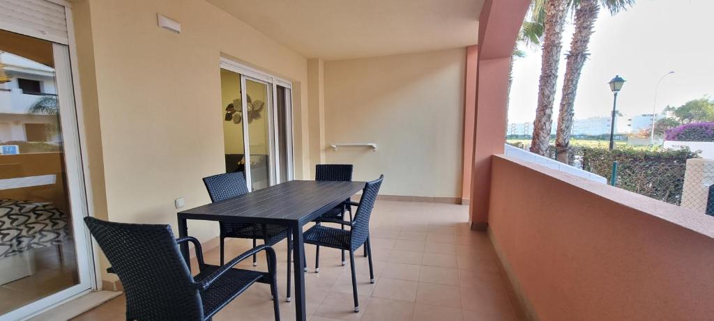 Balkón alebo terasa v ubytovaní Homes of Spain, Apartamentos Paraiso de Vera Playa, Ed Tahiti, bajo G a pie de la playa, vistas piscina