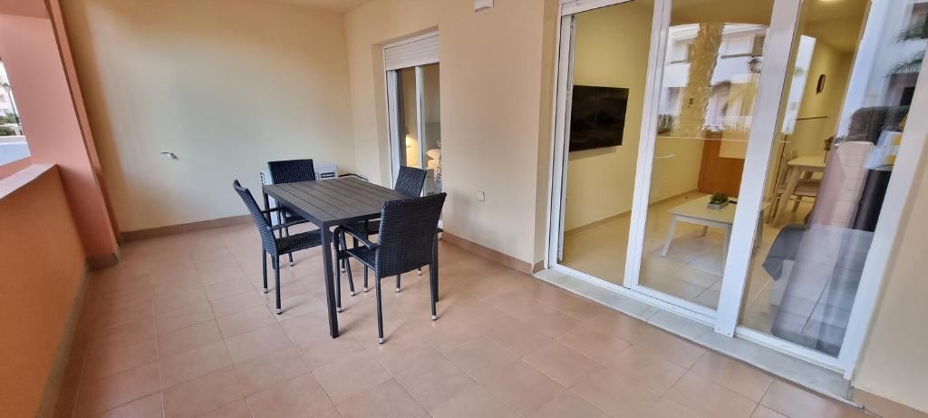 Televízia a/alebo spoločenská miestnosť v ubytovaní Homes of Spain, Apartamentos Paraiso de Vera Playa, Ed Tahiti, bajo G a pie de la playa, vistas piscina