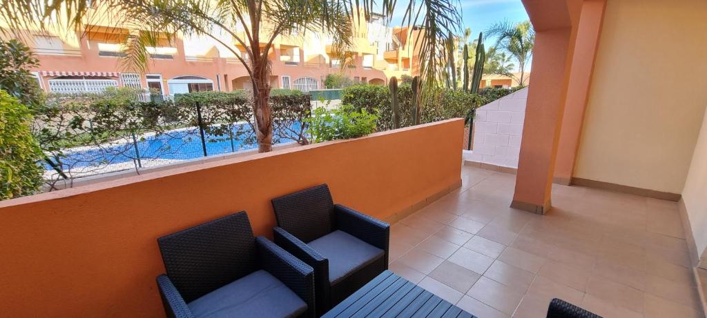 Bazén v ubytovaní Homes of Spain, Apartamentos Paraiso de Vera Playa, Ed Tahiti, bajo G a pie de la playa, vistas piscina alebo v jeho blízkosti