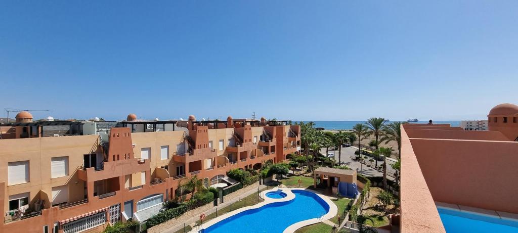 Bazén v ubytovaní Homes of Spain, Apartamentos Paraiso de Vera Playa, Ed Tahiti, bajo G a pie de la playa, vistas piscina alebo v jeho blízkosti