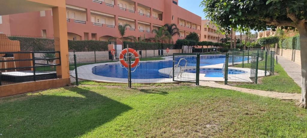 Bazén v ubytovaní Homes of Spain, Apartamentos Paraiso de Vera Playa, Ed Tahiti, bajo G a pie de la playa, vistas piscina alebo v jeho blízkosti