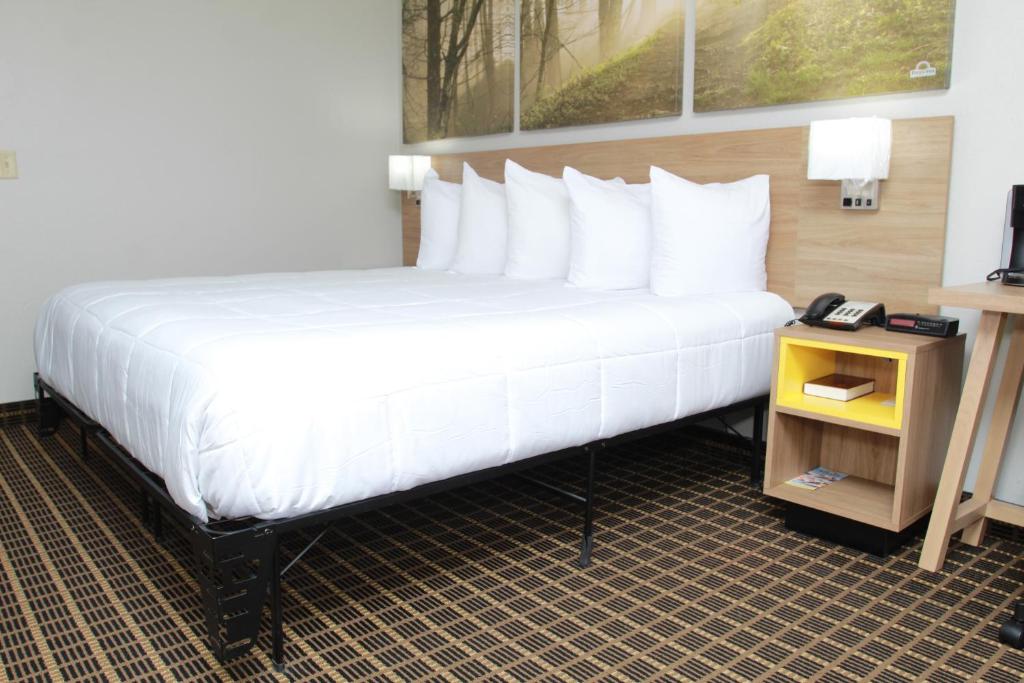 Days Inn by Wyndham Forest - King Room - Mobility Access/Smoking