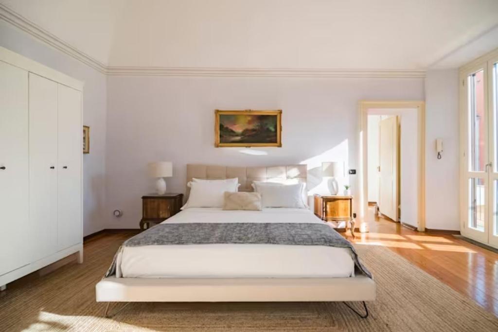 Säng eller sängar i ett rum på Large, luxurious family apartment in Biella's historic center