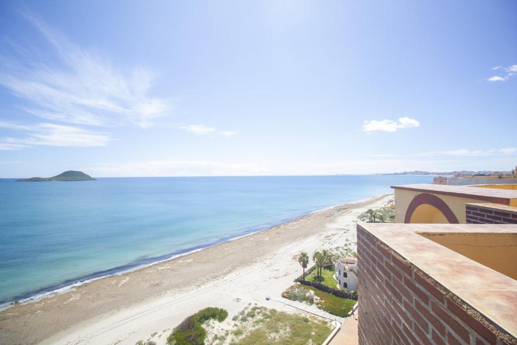 un balcone con vista sulla spiaggia di un condominio di Spanish Connection - Playa Principe a La Manga del Mar Menor
