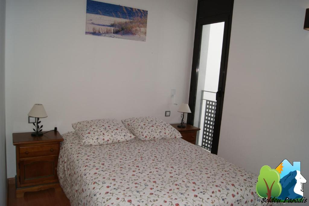 1 dormitorio con 1 cama, vestidor y ventana en Soldeu Paradis Gran Sol, en El Tarter