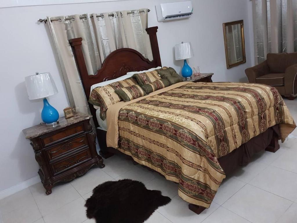 Un pat sau paturi într-o cameră la Lovely 2-Bed Apartment in the New Kingston Area