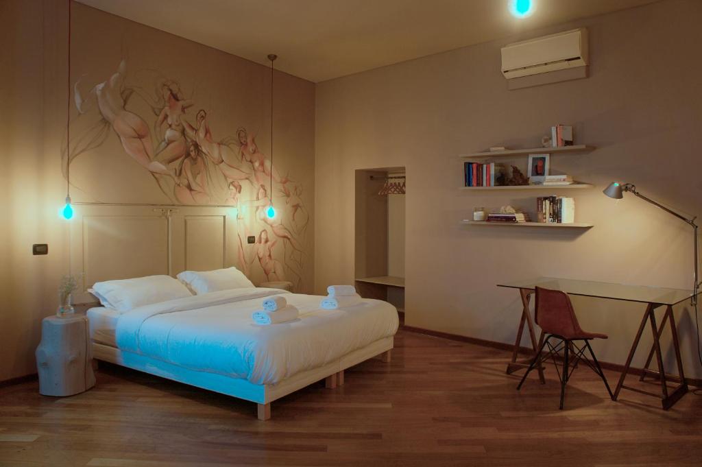 トリエステにあるLa Stazione degli Artistiのベッドルーム1室(ベッド1台、デスク付)