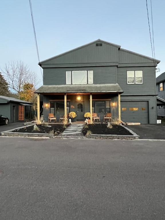 Mid Century Modern Sunny Spacious 2 Bedroom Apartment ., Winooski, USA