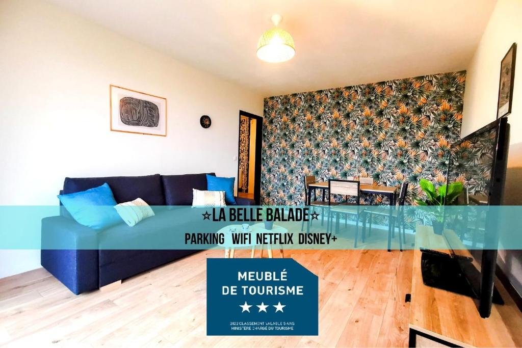 - une chambre avec un lit et un panneau de valeur dans l'établissement LA BELLE BALADE - Parking - Wifi - Balcon - Belle vue !, à Annecy