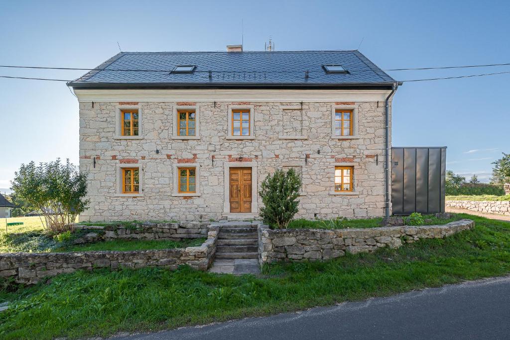 una casa in pietra sul lato di una strada di Kamenka U Babi a Hazlov