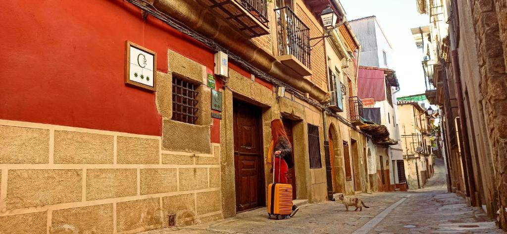 La casa del Rollo في Pasarón: ممر فيه كلب يمشي قدام مبنى
