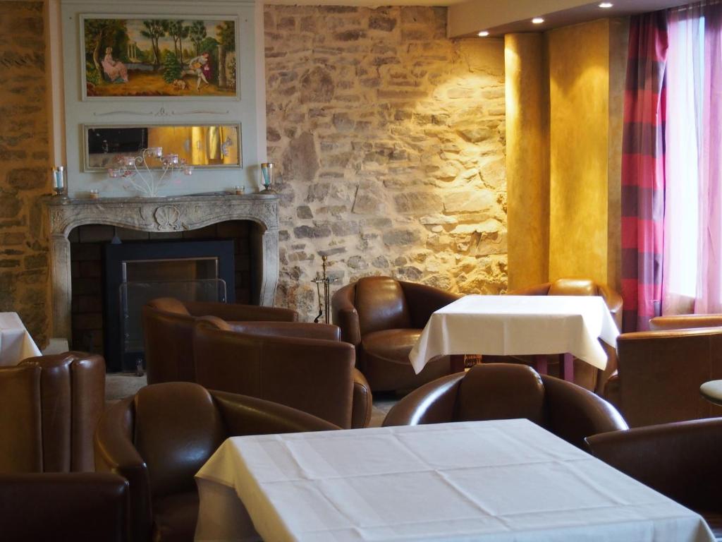 Ein Sitzbereich in der Unterkunft Logis Hôtel Les Pages