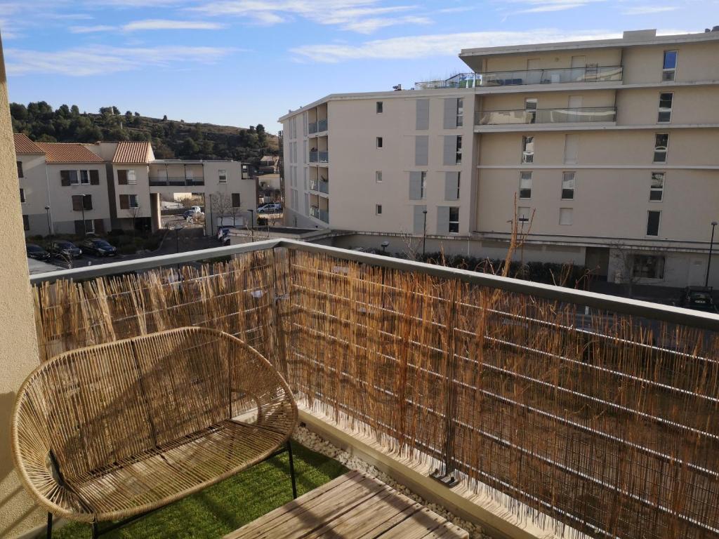 un banc sur le balcon d'un bâtiment dans l'établissement T2 tout neuf avec Parking à 10km d'Aix et Marseille, à Septèmes-les-Vallons