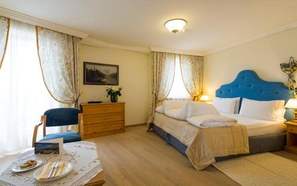 Postel nebo postele na pokoji v ubytování Hotel Sassongher
