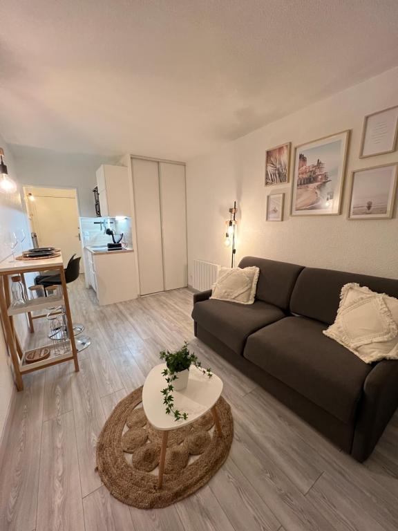 ein Wohnzimmer mit einem Sofa und einem Tisch in der Unterkunft Studio Nice port in Nizza