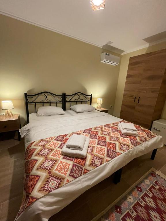 Llit o llits en una habitació de Гостевой Дом Батумский Двор