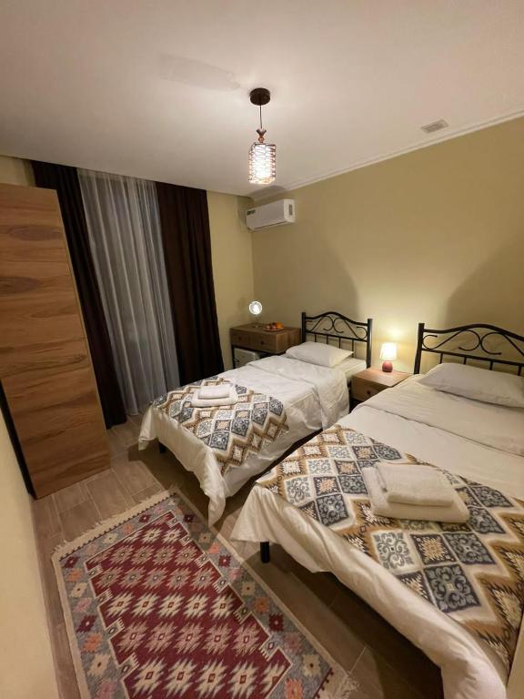 Llit o llits en una habitació de Гостевой Дом Батумский Двор