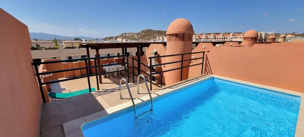 Bazén v ubytovaní Homes of Spain, Apartamentos Paraiso Vera Playa, Ed Tahiti, Atico F de 2 dormitorios con piscina privada en solárium y barbacoa, pie de playa alebo v jeho blízkosti