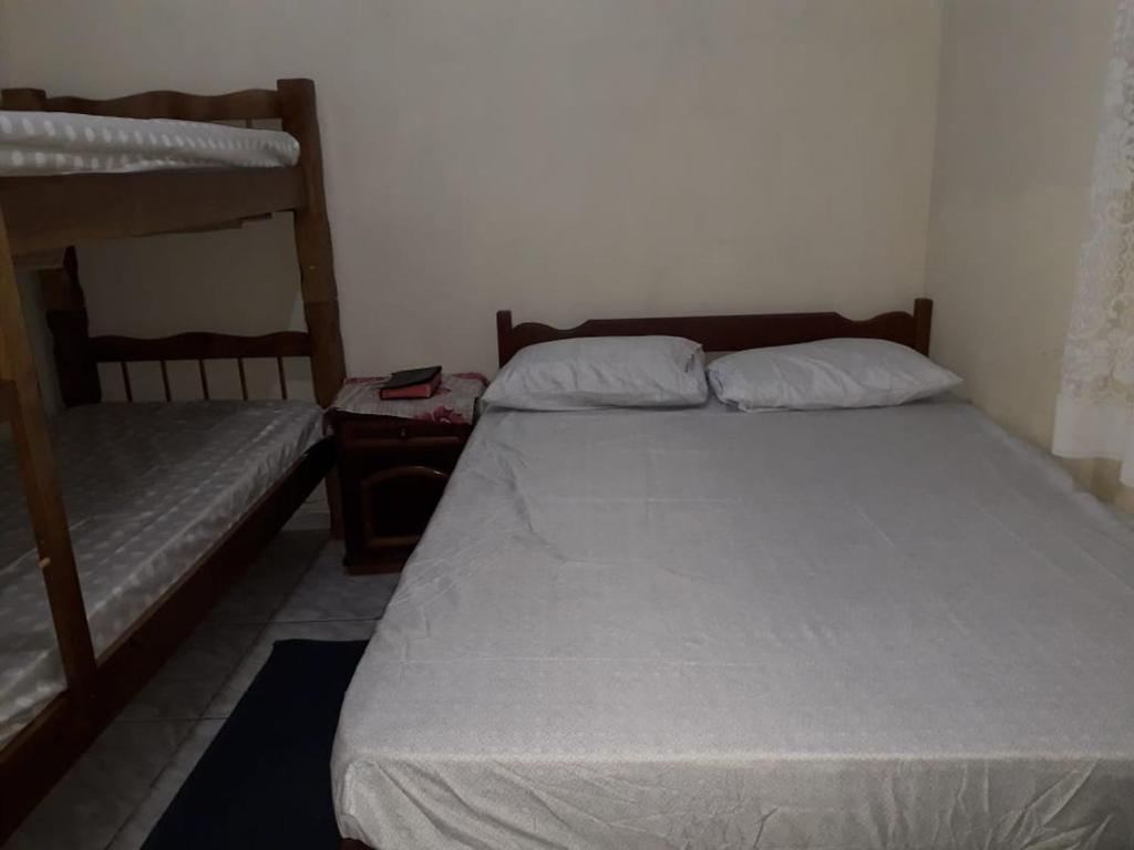 ブエノ・ブランダンにあるRecanto Estrela da Manhãのベッドルーム1室(ベッド1台、二段ベッド1組付)