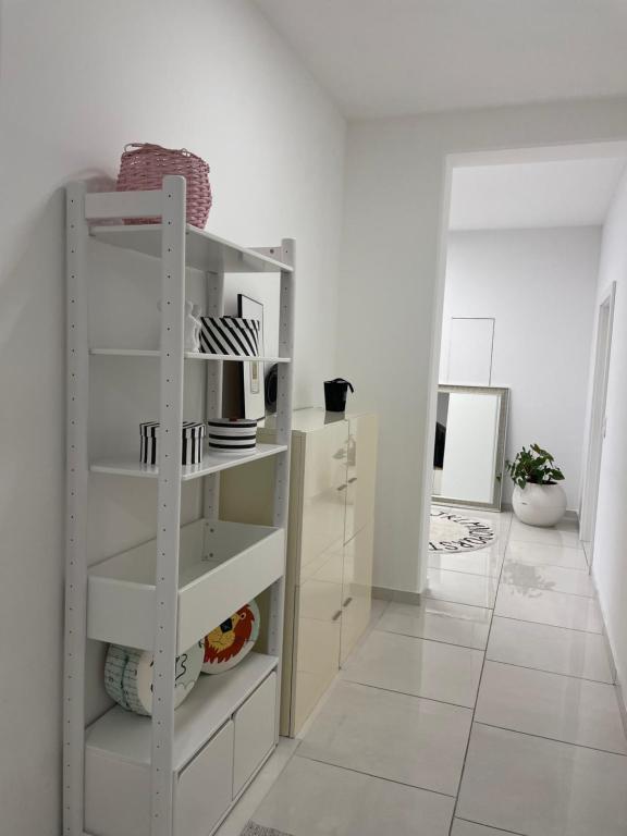 Kuchyňa alebo kuchynka v ubytovaní Stadtsuite mit Sauna in Wiener Neustadt 135 m2