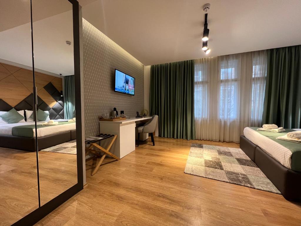 Postel nebo postele na pokoji v ubytování Capital Hotel Garni